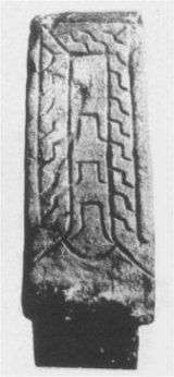 Linke Seite des fränkischen Grabsteins von Niederdollendorf