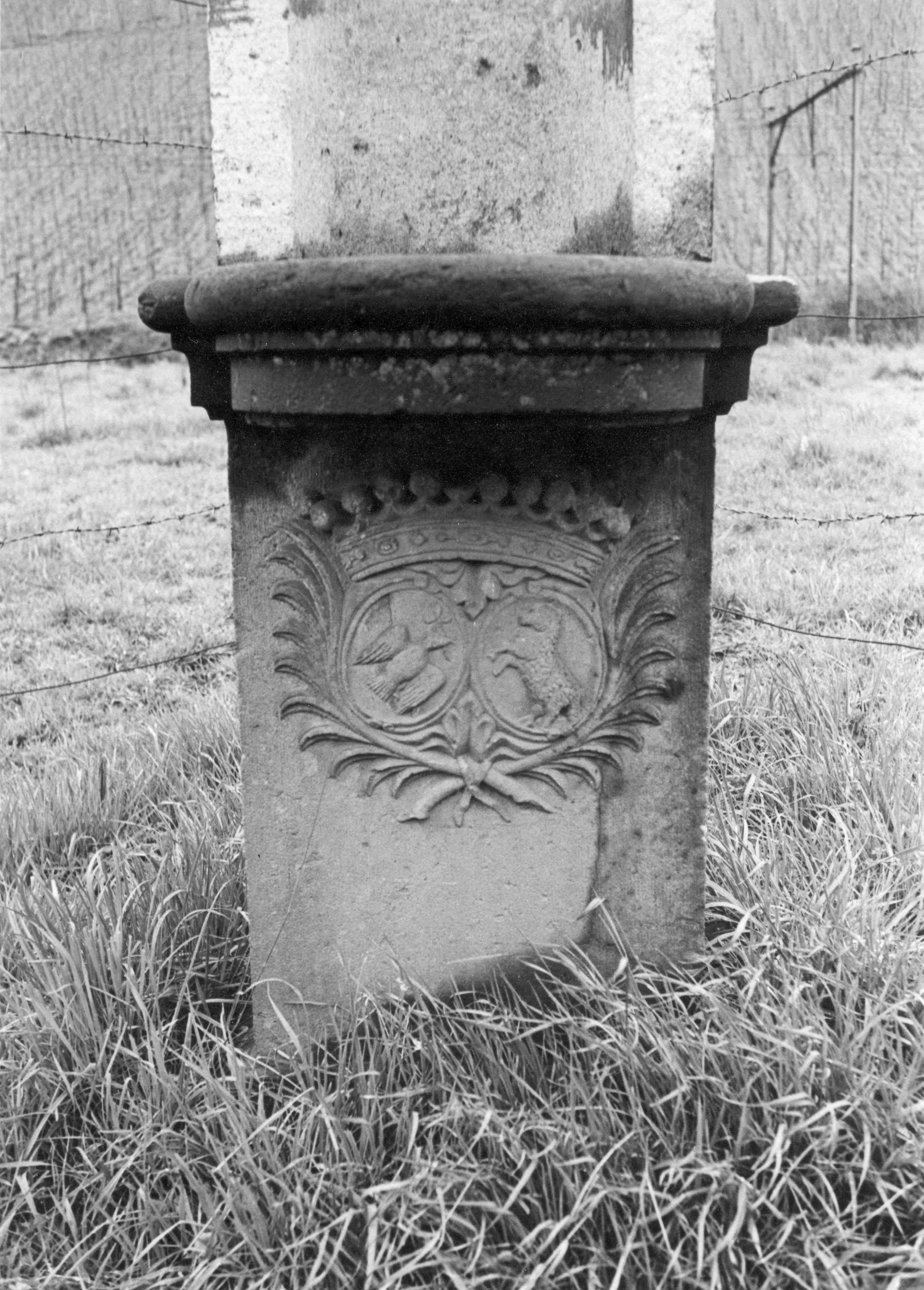 Wegekreuz mit Ehewappen Achatius / Pelser