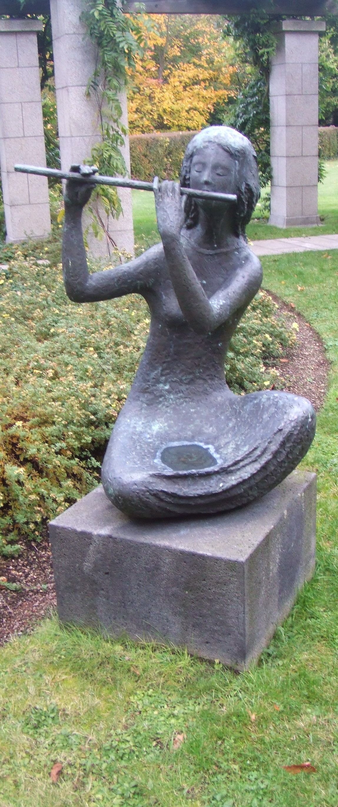 Bronzestatue vor dem Hotel Petersberg