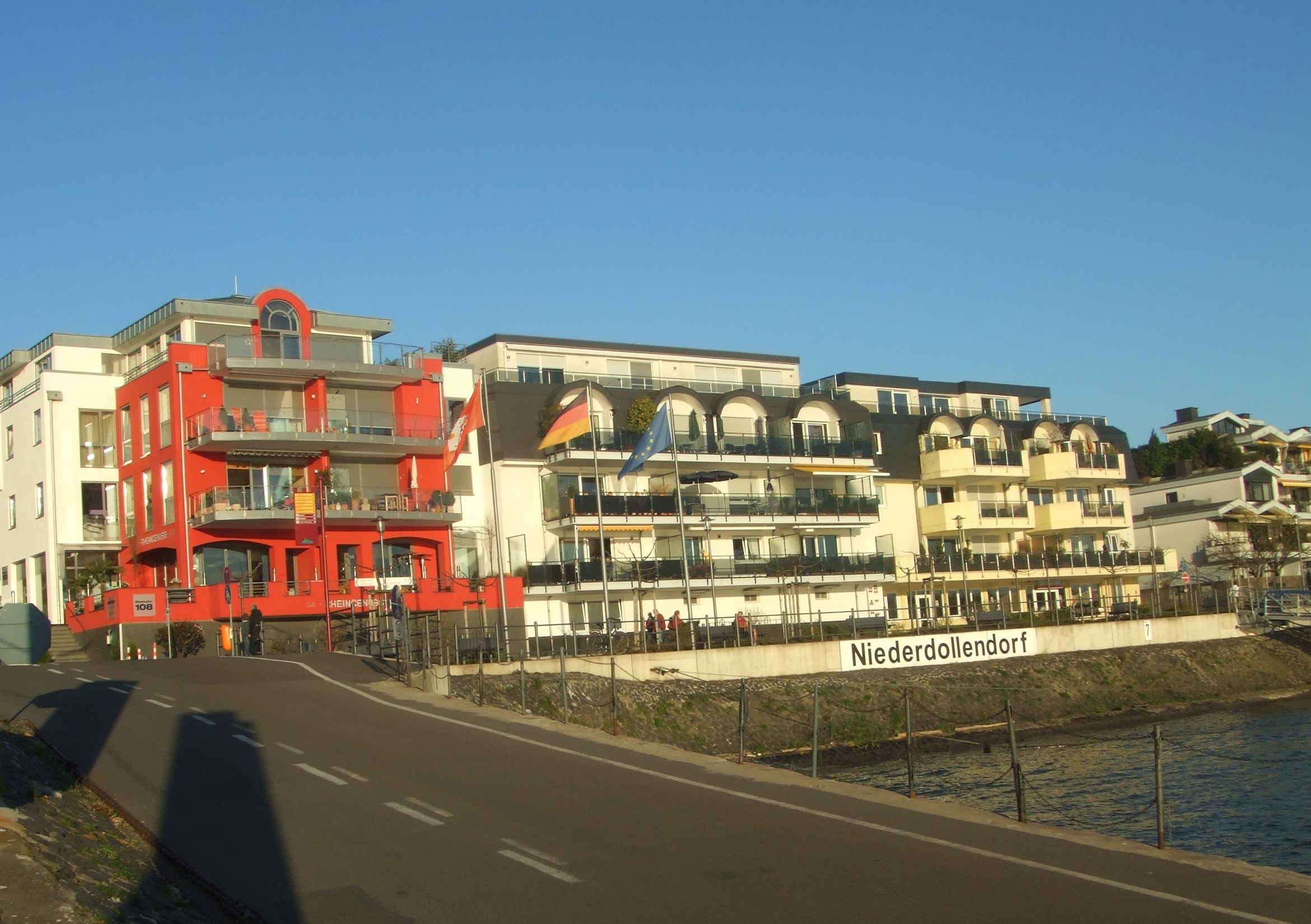 Häuser am Rheinufer