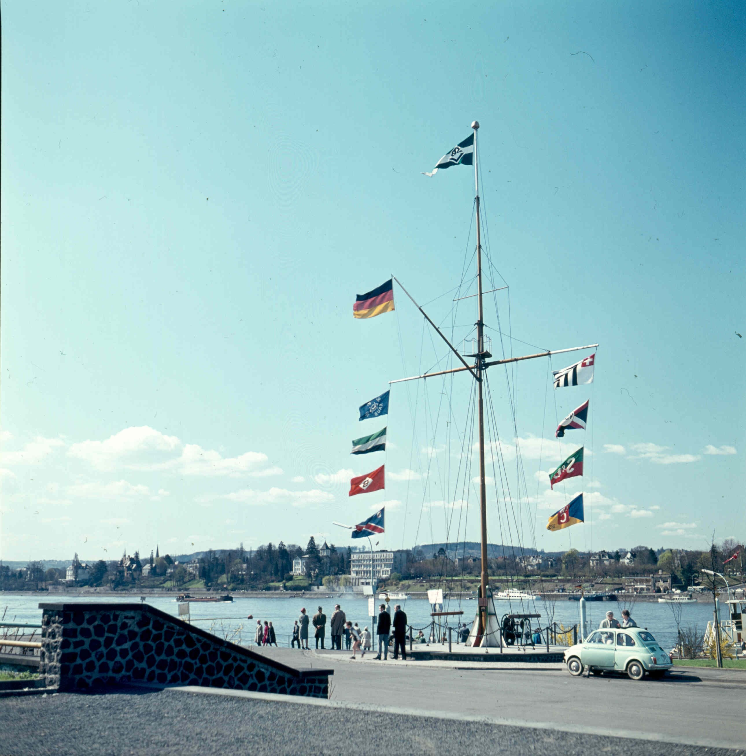 Schiffermast am Rheinufer