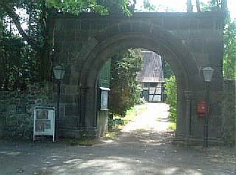 Rundbogentor an der Burg Lede