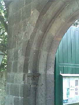 Rundbogentor an der Burg Lede