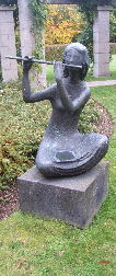 Bronzestatue vor dem Hotel Petersberg