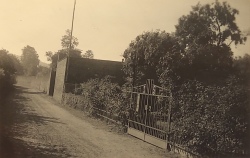 Gartentor Josef Gilgen und Mauer Grundst�ck Str�ter (um 1950)